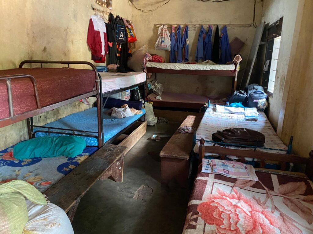 Betten und Matratzen für unsere Familien in Uganda